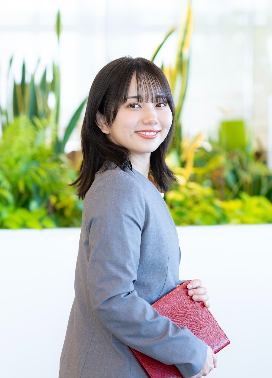 ファイルを持って微笑む大学生