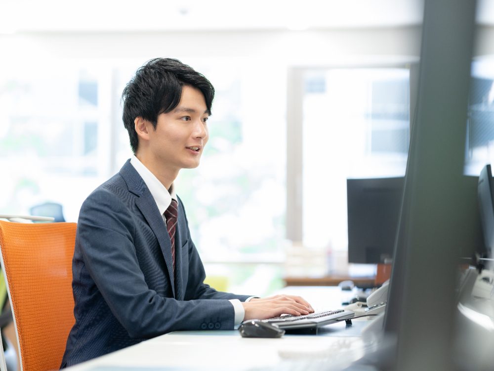 パソコンからオンラインで相談する様子